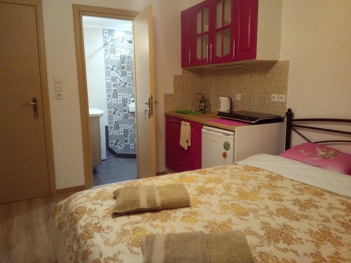 Comfortable Inexpensive Apartmets Near Metro أثينا المظهر الخارجي الصورة